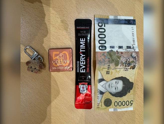 한국인 남성이 공항철도에서 만난 일본인 관광객에게 준 선물./사진=쓰레드 @h.o.n.t.a.m.a 캡처, 연합뉴스TV