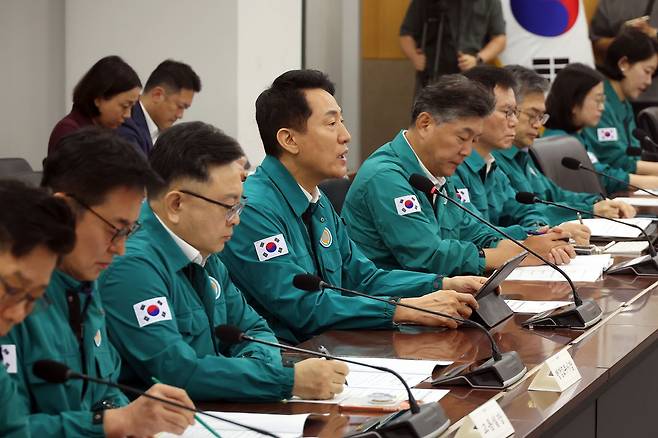 오세훈 서울시장이 15일 시청에서 열린 시내버스 파업 관련 긴급 대책회의에서 발언하고 있다. 뉴시스