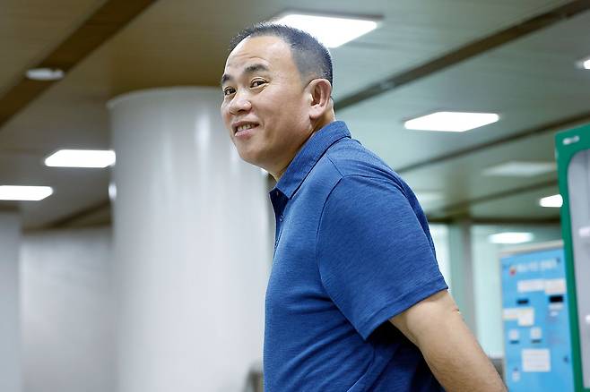 보석으로 풀려난 명태균 씨가 지난달 28일 오후 서울 서초구 서울중앙지방법원에서 열린 오세훈 서울시장의 정치자금법위반 혐의 항소심 공판에 증인으로 출석하고 있다. 뉴스1