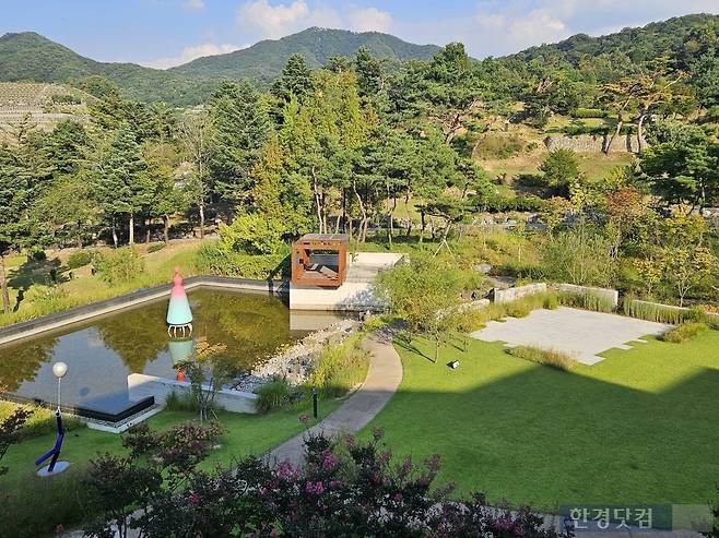지난 14일 경기도 용인시 용인공원 내 봉안시설 아너스톤의 모습. 공원에 무대와 양순열 작가의 '오뚝이:모성' 작품이 전시돼 있다. /사진=박수빈 기자