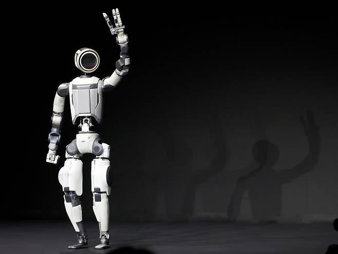 세계 최대 가전·정보기술(IT) 전시회 ‘CES 2026’ 개막을 하루 앞둔 지난 1월5일(현지시간) 미국 네바다주 라스베이거스 만달레이베이에서 열린 현대차그룹 프레스 컨퍼런스에서 차세대 전동식 아틀라스 시제품이 손인사하고 있다. 연합뉴스