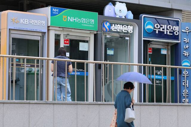 서울시내 주요 은행 ATM기 옆을 한 시민이 지나가고 있다. 연합뉴스