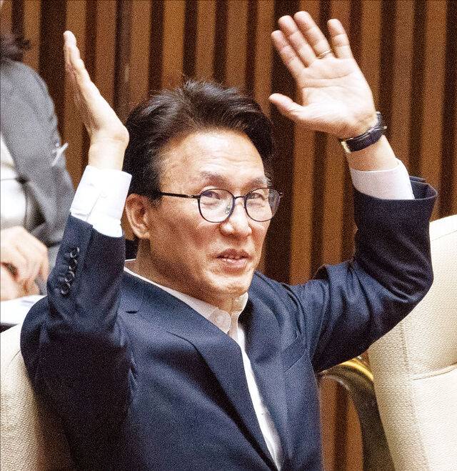 김민석 더불어민주당 대표가 14일 국회에서 열린 제439회 정기회 교육·사회·문화 분야 대정부질문에 참석해 질의를 듣던 중 두 손을 들고 다른 의원들을 바라보고 있다. 연합뉴스