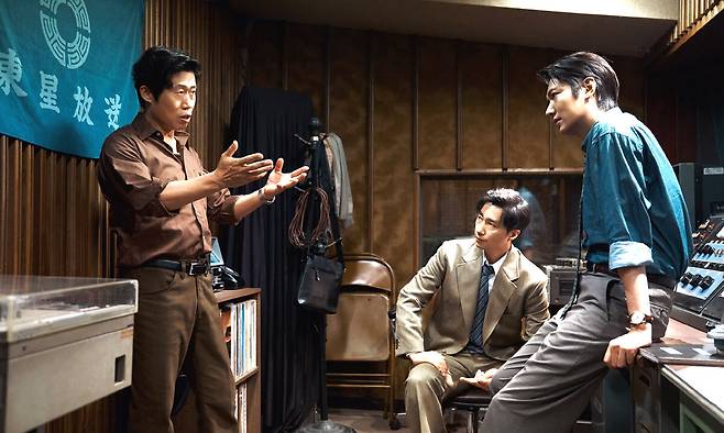 영화 ‘암살자(들)’에서 경찰 ‘철구’(유해진·왼쪽부터), 신문사 사회부장 ‘재환’(박해일), 신참 기자 ‘영일’(이민호)이 피격사건 배후를 놓고 대화를 나누고 있다.하이브미디어코프 제공