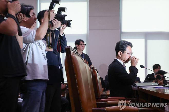 물 마시는 김승원 법무부 장관 후보자 (서울=연합뉴스) 이동해 기자 = 김승원 법무부 장관 후보자가 15일 국회 법제사법위원회에서 열린 인사청문회에서 물을 마시고 있다. 2026.9.15 eastsea@yna.co.kr