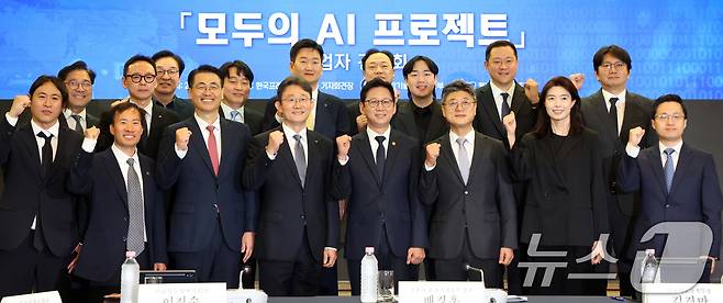 배경훈 부총리 겸 과학기술정보통신부 장관과 참석자들이 4일 오전 서울 중구 프레스센터에서 열린 '모두의 AI 프로젝트' 사업자 간담회에서 기념촬영응 하고 있다. 이날 참석자들은 모두의 AI 경쟁력 확보 전략 등을 논의했다. 2026.9.4 ⓒ 뉴스1 김명섭 기자