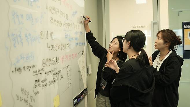 SK가 개최한 '2026 SK AI 해커톤'에서 결선 진출팀이 진행 중인 프로젝트에 대해 논의하고 있다.(SK 제공)/뉴스1