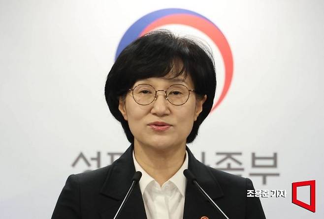 원민경 성평등가족부 장관이 16일 서울 종로구 정부서울청사에서 임신중지 약물 정식 도입 추진 방안 관련 발표를 하고 있다. 2026.9.16 조용준 기자