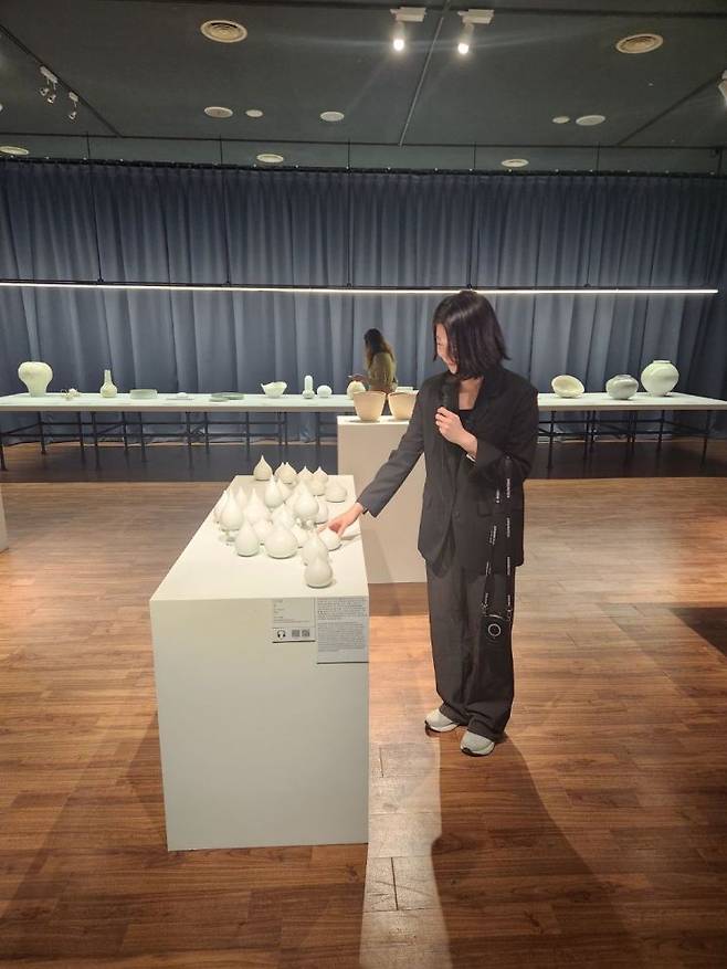박소연 경기도자박물관 큐레이터가 16일 작품을 설명하고 있다. 이종구 기자