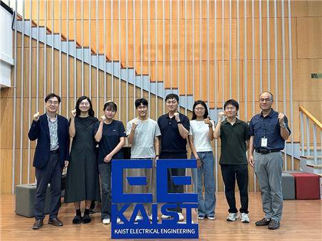 VLNVerse 챌린지 우승팀‘URL-FRRS’. 왼쪽부터 명현 교수, 박주혜 박사과정,공제이 석사과정, 이찬혁 석사과정, 성창기 박사(팀장), 홍다솔 박사과정(이상 KAIST 미래도시 로봇연구실),이우주 박사, 최승민 실장(이상 ETRI 필)