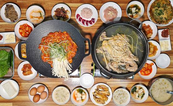전남 해남 '원조장수통닭'에서 맛본 닭 코스 요리. 닭 한 마리를 회, 구이, 주물럭, 백숙 등 다양한 요리로 조리한다. 손민호 기자
