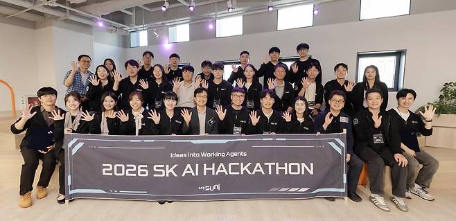 지난 15일 SK가 구성원들을 대상으로 개최한 ‘2026 SK AI 해커톤’에서 결선 진출팀들이 한 자리에 모여 기념촬영을 하고 있다. 사진 SK