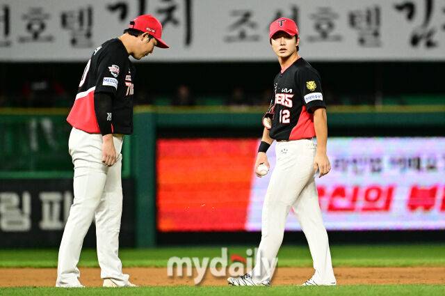 2026년 9월 15일 오후 인천 SSG랜더스필드에서 열린 '2026 신한 SOL KBO리그' KIA 타이거즈와 SSG 랜더스의 경기. KIA 3루수 정현창과 유격수 하주석이 5회말 무사 1.2루서 SSG 김재환의 1루수 앞 땅볼 때 1루 주자 에레디아를 2루 터치아웃으로 잡고 2루 주자 최지훈도 런다운으로 잡을 수 있었는데 수비 실책으로 세이프가 되자 허탈해하고 있다./인천=유진형 기자 zolong@mydaily.co.kr