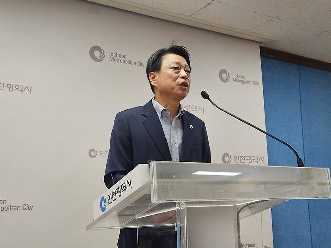 유광조 인천시 도시균형국장이 17일 인천시청에서 기자 간담회를 열고 '제물포 스테이션(Station)-J' 사업을 설명하고 있다. /이아진 기자 atoz@incheonilbo.com