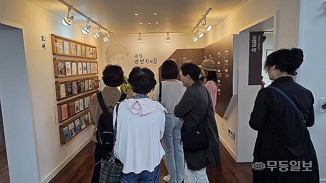 광주문학관의 ‘목소리로 잇는 문학기행’이 17일 진행됐다. 참가자들이 시인 문병란의집에 모여 그의 생애를 듣고 있다.