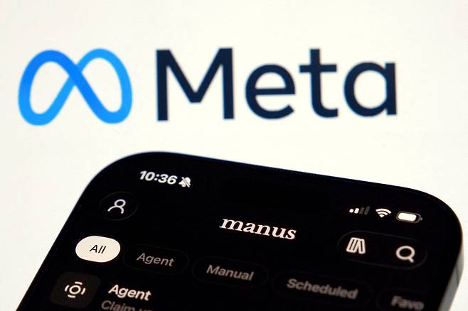 미국 기술 대기업 메타(Meta)의 로고 근처에 마누스(Manus) AI 에이전트 앱이 휴대폰 화면에 표시돼 있다. (사진=로이터)