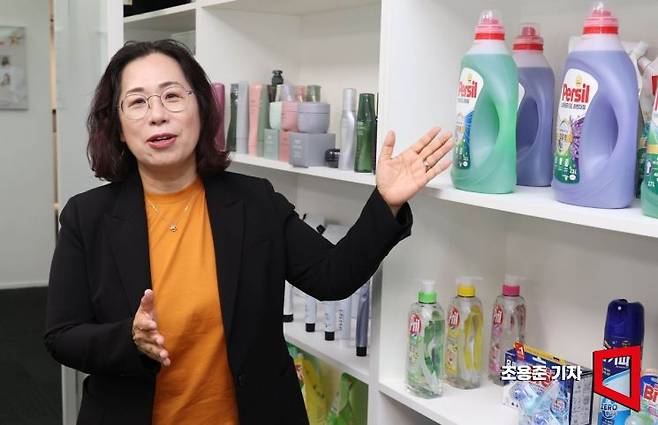 김영미 헨켈코리아 대표가 서울 강남구 대치동 사무실에서 아시아경제와 인터뷰 하고 있다. 조용준 기자