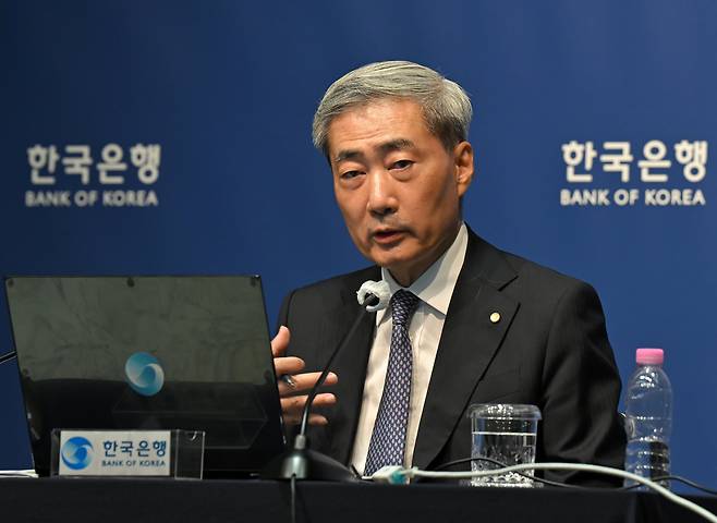 /한국은행신현송 한국은행 총재가 지난달 27일 서울 중구 한국은행에서 열린 금융통화위원회 통화정책방향 기자간담회에서 발언하고 있다.