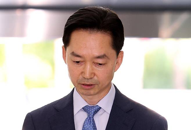 김지용 중대범죄수사청장 후보자가 14일 오후 서울 종로구 정부서울청사 창성동 별관에서 최근 현안 관련 입장 표명을 하기 위해 들어서고 있다. 뉴시스
