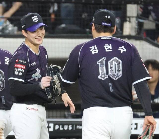 시즌 23번째 홀드를 기록한 KT 스기모토(왼쪽). 대전=뉴스1