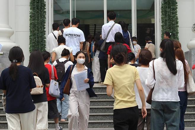 13일 베트남 하노이대 중국어능력시험(HSK) 시험장에서 응시자들이 입실하고 있다. 하노이=정지용 기자