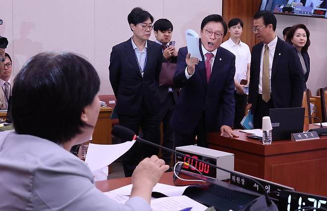 17일 국회에서 열린 국회 법제사법위원회 전체회의에서 서영교 위원장이 김승원 법무부 장관 후보자 청문 보고서 채택을 강행하려 하자 박형수 국민의힘 간사 등이 항의하며 퇴장하고 있다. 임현동 기자