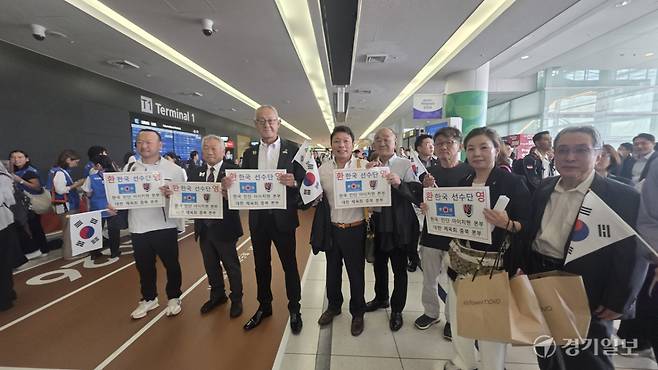 한국 선수단 본진을 환영하기 위해 공항에 나온 재일본대한국민단 아이치현 지방본부 대표단. 권종오 기자