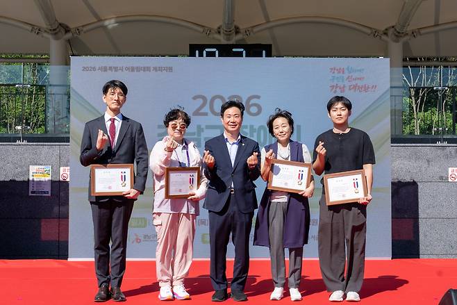 이재진 강남구의회 의장이 ‘강남구 장애인 한마음 운동회’에 참석해 유공자들에게 표창장을 주었다.