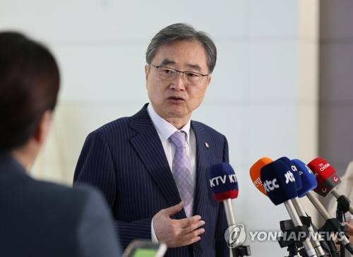 출국하는 조현 외교부 장관 (영종도=연합뉴스) 김주형 기자 = 조현 외교부 장관이 17일 인천 영종도 인천국제공항 제2여객터미널에서 한미 외교장관회담을 위해 출국하며 취재진의 질문에 답하고 있다. 2026.9.17 kjhpress@yna.co.kr