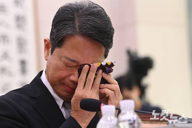 김승원 법무부 장관 후보자가 15일 국회 법제사법위원회에서 열린 인사청문회에 출석해 답변 중 눈물 흘리고 있다. 황진환 기자