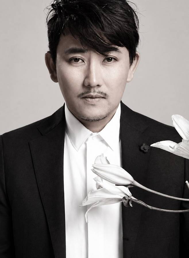 가수 이승철이 16일 첫 손주를 봤다. LCS 제공