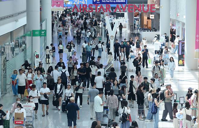 본격적인 여름 휴가철이 시작된 30일 인천국제공항 제1여객터미널 면세구역이 여행객들로 붐비고 있다. 뉴스1