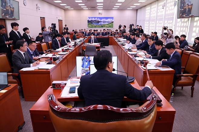 송석준 외통위원장이 17일 서울 여의도 국회에서 열린 외교통일위원회 전체회의에서 의사봉을 두드리고 있다. 뉴스1