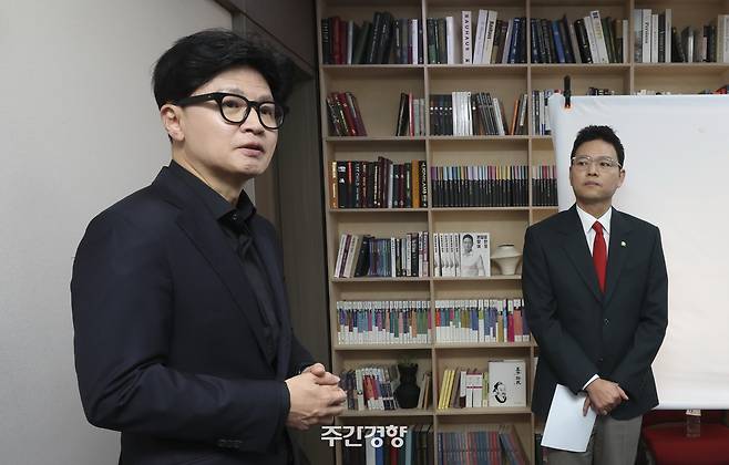 한동훈 무소속 의원이 9월 11일 오전 서울 여의도 국회 의원회관에서 열린 김승원 법무부 장관 후보의 ‘신약 임상시험 청탁’ 의혹 관련한 제넨셀·세종메디칼 피해자들 기자회견에서 발언하고 있다. 공동취재사진
