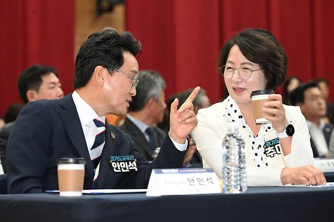 지난 9일 경기도 오산시 원동초등학교에서 열린 ‘벽깨기 협약식’에서 추미애 경기도지사와 안민석 경기도교육감이 대화하고 있다. 연합뉴스
