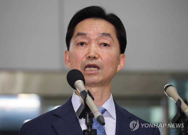 입장 표명하는 김지용 중대범죄수사청장 후보자 (서울=연합뉴스) 최재구 기자 = 김지용 중대범죄수사청장 후보자가 14일 인사청문회 준비 사무실이 마련된 정부서울청사 창성동 별관에서 현안과 관련한 입장을 표명하고 있다. 2026.9.14 jjaeck9@yna.co.kr