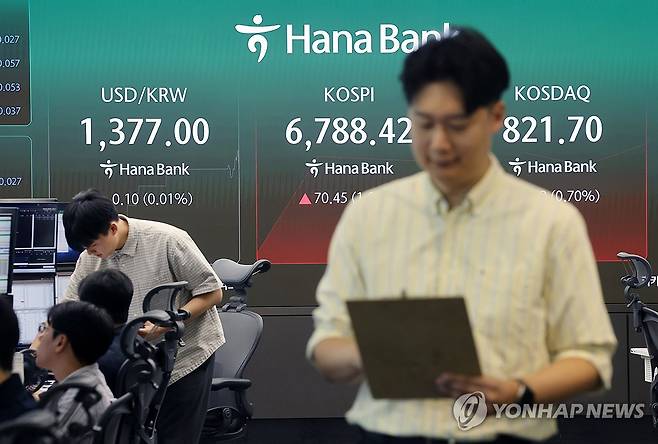 상승 출발한 코스피 (서울=연합뉴스) 박동주 기자 = 코스피가 상승 출발한 17일 서울 중구 하나은행 딜링룸에서 직원이 업무를 보고 있다. 2026.9.17 pdj6635@yna.co.kr
