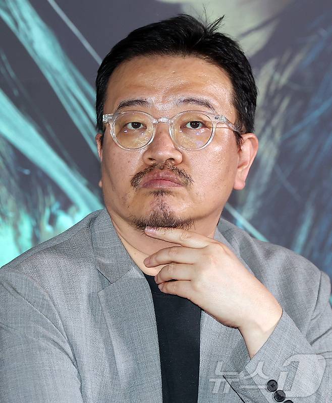 연상호 감독이 20일 서울 용산구 CGV용산아이파크몰에서 열린 영화 '군체' 기자간담회에 참석해 취재진 질문을 듣고 있다. '군체'는 정체불명의 감염사태로 봉쇄된 건물 안, 고립된 생존자들이 예측할 수 없는 형태로 진화하는 감염자들에 맞서 벌이는 사투를 그린 작품으로 오는 21일 개봉한다. 2026.5.20 ⓒ 뉴스1 김진환 기자
