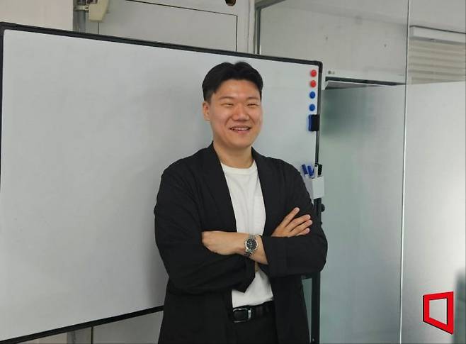 김형진 인사이드앤써(INSIDE ANSWER) 대표가 아시아경제와의 인터뷰에서 포즈를 취하고 있다. 박승욱 기자