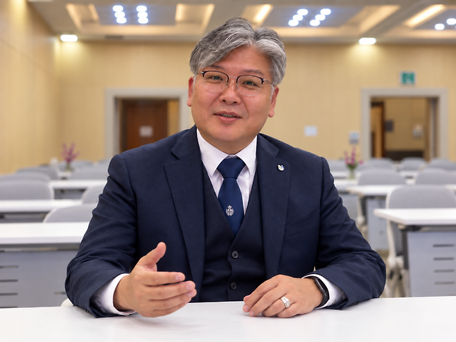 18일 제주대학교 아라컨벤션홀에서 김치완 제주대학교 탐라문화연구원장이 파이낸셜뉴스와 인터뷰하며 HK3.0 쿰다인문학의 연구 방향과 지구적 공존을 위한 정책인문학 구상을 설명하고 있다. 사진=정용복 기자