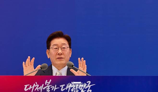 이재명 대통령이 지난 6월 취임 1주년 기자회견에서 발언하고 있다. (청와대)