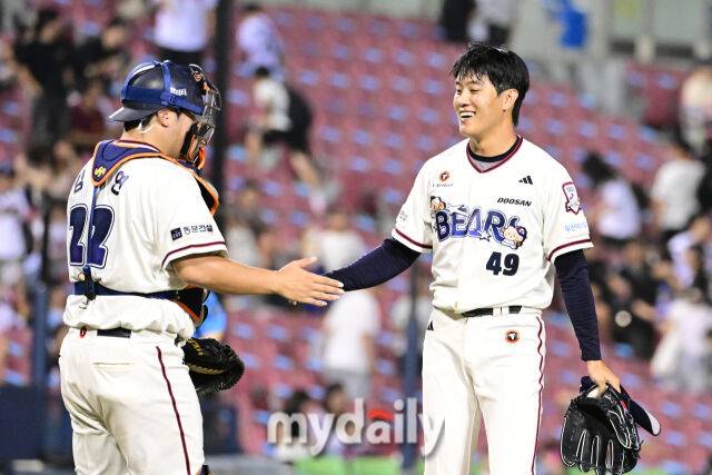 30일 오후 서울 잠실야구장에서 진행된 '2026 신한 SOL KBO 리그' 키움 히어로즈-두산 베어스의 경기. 두산 박신지 투수와 김기연 포수가 15-1로 승리한 뒤 기뻐하고 있다./곽경훈 기자