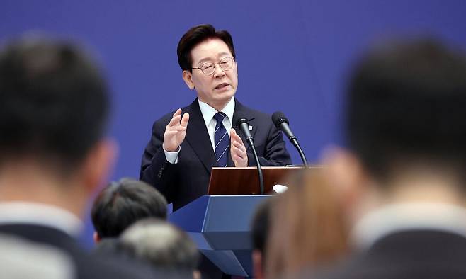 이재명 대통령이 18일 청와대 영빈관에서 열린 기자회견 '국민의 뜻, 국민의 삶 더 살피겠습니다'에서 질문에 답변하고 있다. 뉴시스