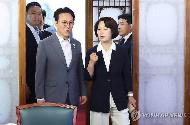 대화하는 김민석 국무총리와 추미애 경기도지사 당선인 (서울=연합뉴스) 안정원 기자 = 김민석 국무총리와 추미애 경기도지사 당선인이 15일 서울 삼청동 총리공관에서 열린 국토대전환 관련 광역단체장 당선자 간담회에 입장하고 있다. 2026.6.15 jeong@yna.co.kr