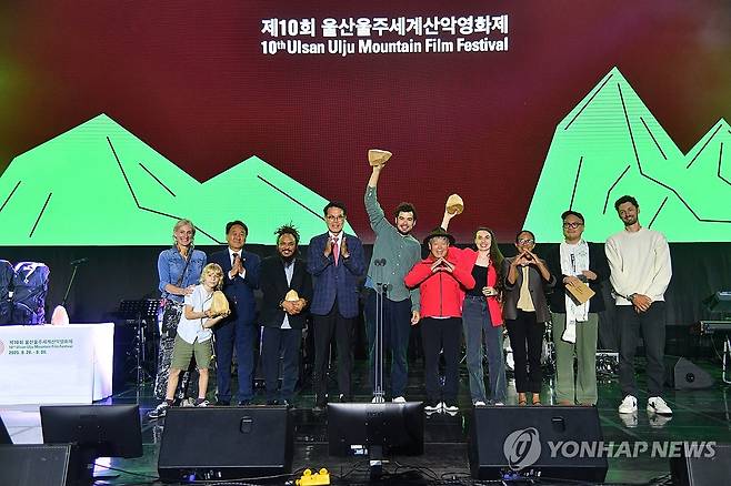 2025년 제10회 울산울주세계산악영화제 시상식 (울산=연합뉴스) 장영은 기자 = 지난해 9월 30일 울산 울주군 영남알프스 복합웰컴센터에서 열린 국내 유일 국제산악영화제인 제10회 울산울주세계산악영화제 폐막식에서 국제경쟁 시상식이 진행되고 있다. 2025.9.30 young@yna.co.kr