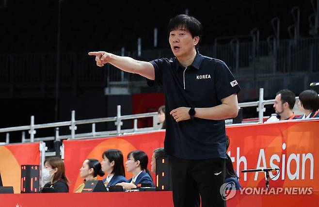작전 지시하는 박수호 감독 (나고야=연합뉴스) 임화영 기자 = 18일 일본 나고야 아이치 인터내셔널 아레나에서 열린 2026 아이치·나고야 아시안게임 여자 농구 조별리그 C조 1차전 대한민국과 말레이시아의 경기. 한국 박수호 감독이 작전 지시를 하고 있다. 2026.9.18 hwayoung7@yna.co.kr