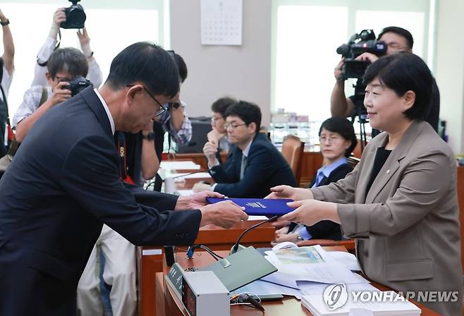 선서문 제출하는 최길수 특별감찰관 후보자 (서울=연합뉴스) 신현우 기자 = 최길수 특별감찰관 후보자가 18일 국회 법제사법위원회에서 열린 인사청문회에서 위원장인 더불어민주당 서영교 의원에게 선서문을 제출하고 있다. 2026.9.18 nowwego@yna.co.kr