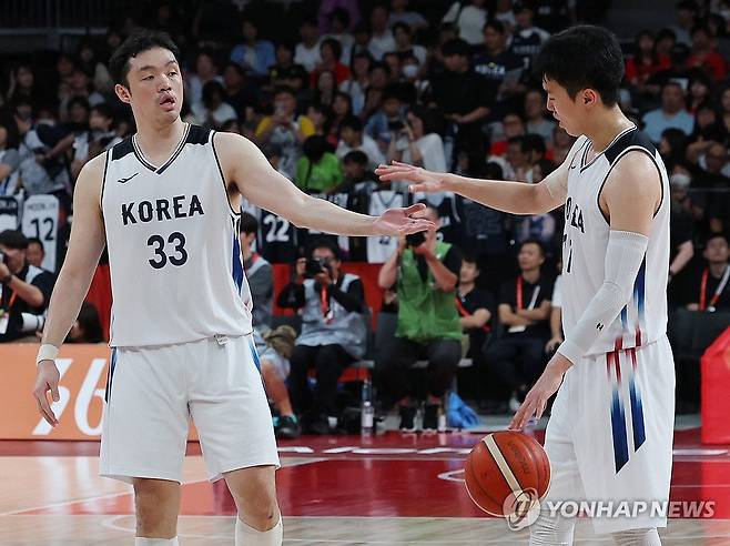 '결승으로 가자' (나고야=연합뉴스) 이동해 기자 = 18일 일본 나고야 아이치 인터내셔널 아레나에서 열린 2026 아이치·나고야 아시안게임 남자 농구 대한민국 대 이란 4강전. 승리한 대한민국 이승현과 이우석이 하이파이브를 하고 있다. 2026.9.18 eastsea@yna.co.kr