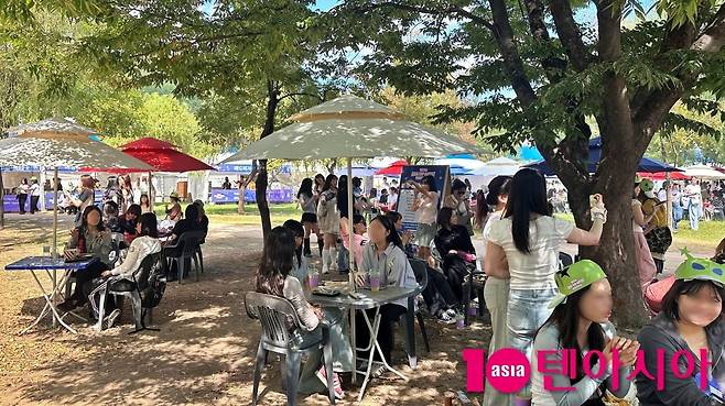 'ATA 페스티벌'이 9월 19일 서울 상암동 난지한강공원에서 개최됐다. F&B공간에서 많은 이들이 먹거리를 즐기고 있다. / 사진=김지원 기자