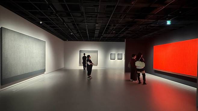 지상 2층 전시실(SPACE 2)은 박 화백의 조형적 변화를 조명한다. 단색조 작업에서 벗어나 채색을 도입한 계기와 어머니에 대한 추억, 시대적 슬픔을 자연의 색채로 치유하고자 했던 예술적 전환을 보여 준다. /최영은 기자